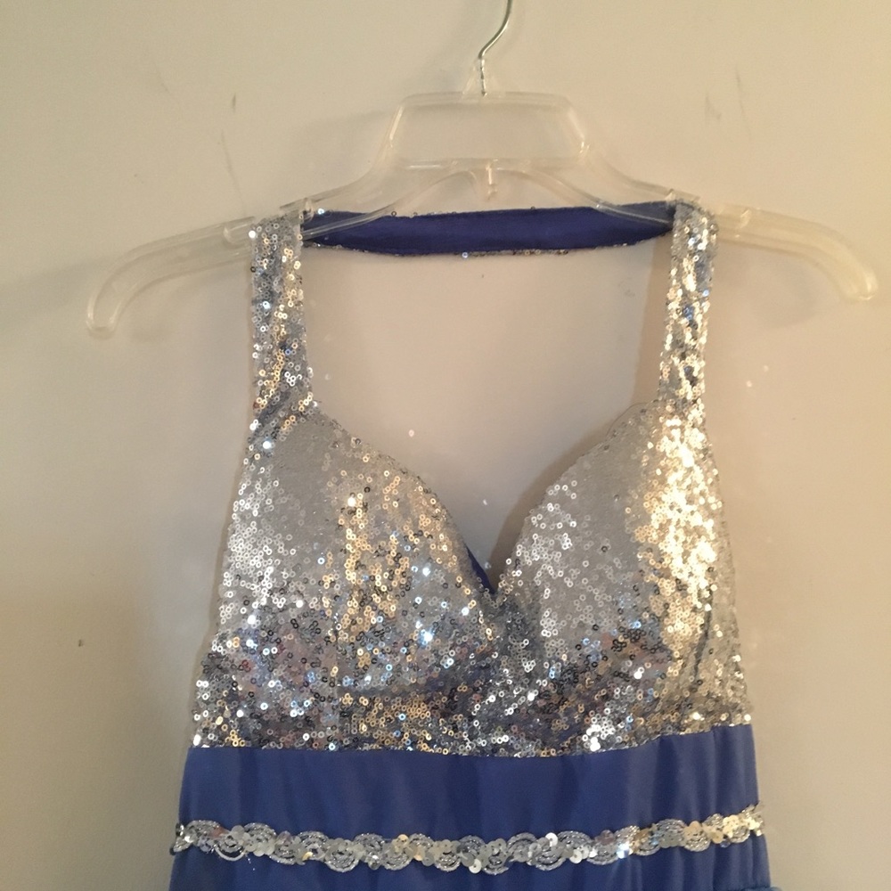 Elegant dress - Picture 2 of 2